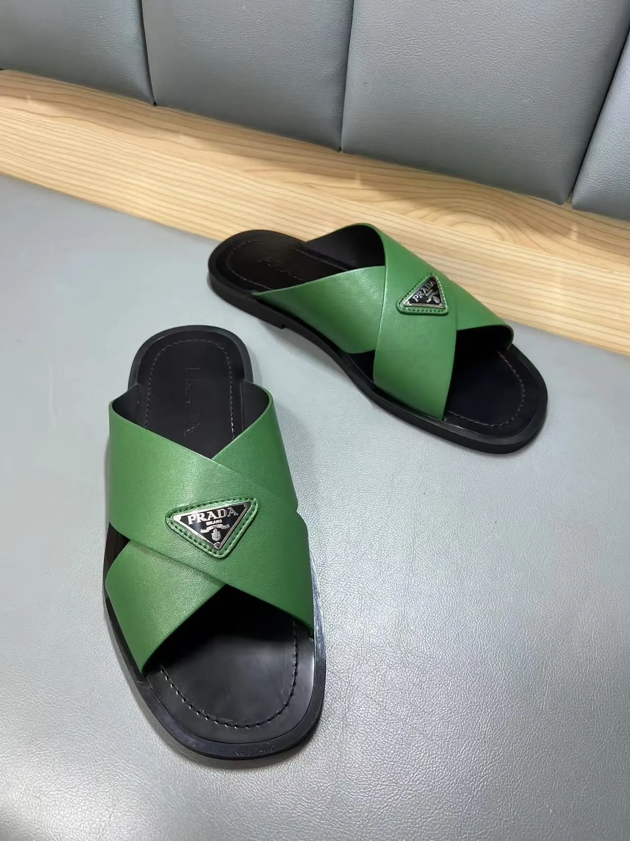 340💰PRADA Prada’s latest slippers are synchronized with the official website. This slipper is made of the brand’s unique and iconic Saffiano leather. The brand logo jumps out from the double straps, and the brand style is clearly visible. Cowhide gives men elegant charm and functional design, making it an ideal choice for vacation and leisure. Size:38-45